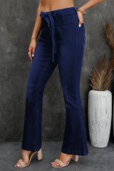 Schlaghosen-Jeans mit Gürtel
