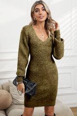 Robe pull moulante verte à col en V et manches bouffantes