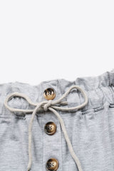 Short boutonné à cordon de serrage et à revers