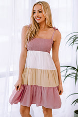 Robe à volants et blocs de couleurs à épaules nouées