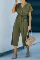 Kurzer Jumpsuit mit Bindegürtel und Knöpfen