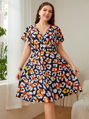 Robe léopard grande taille à col surplis et manches flottantes