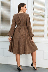 Robe imprimée grande taille à col en V et manches ballon avec ceinture nouée