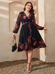 Robe grande taille à col surplis et imprimé floral, nouée à la taille