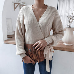 Rippenstrick-Wickelpullover mit Laternenärmeln
