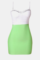 Zweifarbiges Bandagekleid mit Spaghettiträgern und Strass-Detail