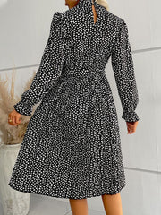 Robe mi-longue imprimée à volants et taille nouée