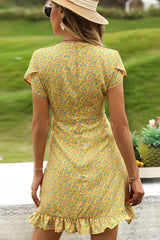 Robe fleurie à manches courtes et col surplis à volants