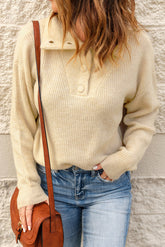 Gerippter Pullover mit halber Knopfleiste und überschnittener Schulter
