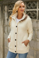 Strickjacke mit Kapuze und Kunstpelzbesatz