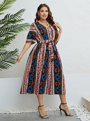 Robe mi-longue bohème grande taille à col en V et ceinture nouée