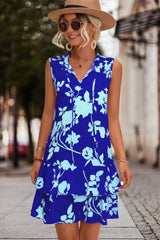 Robe fleurie sans manches à col noué et à superpositions