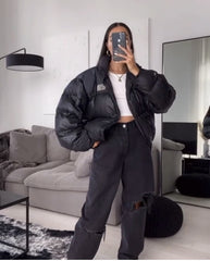 Pantalon en jean ample noir taille haute, coupe droite, drapé, baskets déchirées, pantalon de papa pour le nettoyage du sol