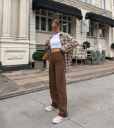 Gerade, lockere Jeanshose mit hoher Taille in Braun mit drapierten Schokoladen-Street-Sneakers