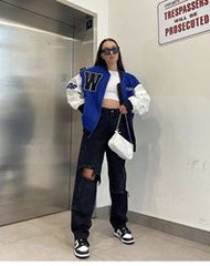 Pantalon en jean ample noir taille haute, coupe droite, drapé, baskets déchirées, pantalon de papa pour le nettoyage du sol