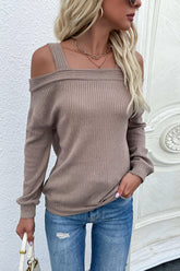 Rippstrickpullover mit kalten Schultern