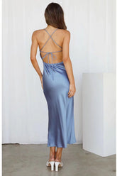 Robe longue à bretelles et lacets dans le dos