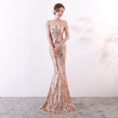 Robe amincissante à épaules dénudées et coupe slim