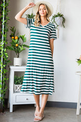 Robe rayée à col en V et manches courtes avec fente latérale