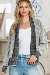 Grauer Cardigan mit offenem Vorderteil und Gingham-Muster und Kontrastbesatz