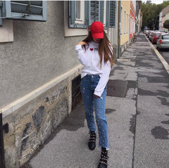 Hohe Taille, schmale, gerade, mit Perlen besetzte, unregelmäßige, asymmetrische, zerrissene Jeanshose mit Fußquaste