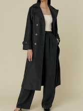 Klassischer, zweireihiger Trenchcoat mit großem Kragen und Taillenformung für den Herbst