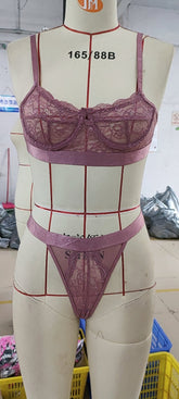 Dessous-Set mit Spitzenbesatz und Blumenmuster