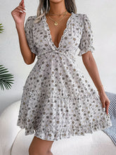 Mini-robe à volants et ourlet à volants et décolleté en V profond