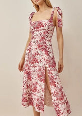 French Vacation – Rotes Kleid mit Blumen- und Blattdruck, breitkrempiger Spitze und Bindeträgern