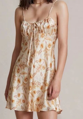 Frisch bedrucktes rückenfreies Unterkleid, süßes Kleid mit Taillenbesatz, schmal geschnittenes Kleid mit Bindebändern an den Schultern und Blumenmuster