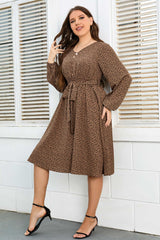 Robe imprimée grande taille à col en V et manches ballon avec ceinture nouée