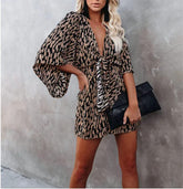 Robe courte à col en V et manches cloche nouées