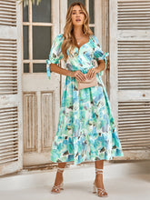 Robe à col surplis et poignets noués à fleurs