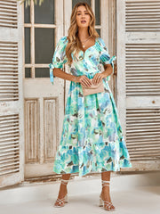 Kleid mit floralem Muster, Manschetten und Überkragen