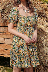 Robe à volants et manches fleuries