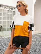 Gestreiftes T-Shirt mit Rundhalsausschnitt und Farbblock