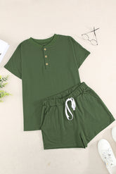 Lounge-Set mit kurzärmligem Oberteil und Shorts mit Viertelknopfleiste