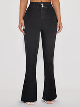 Tragen Sie hoch taillierte Slim-Jeans mit Doppelknopf-Bootcut-Hose