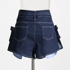 Short en jean taille haute amincissant bleu foncé à volants et rivets de couleur contrastée