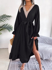 Maxikleid mit V-Ausschnitt, Spitzenbesatz an der Taille und Rüschen