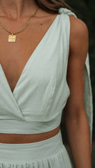 V-Ausschnitt, ärmellos, Schulterpartie, Schnürung, Schlitz am Saum, langer Rock