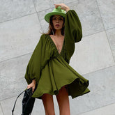 Elegantes Kleid mit kurzen Laternenärmeln und V-Ausschnitt