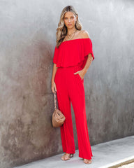 Eleganter Jumpsuit mit schulterfreiem Schnitt und freier Schulterpartie