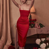 Rückenfreies Etuikleid aus Satin mit quadratischem Kragen und Camisole