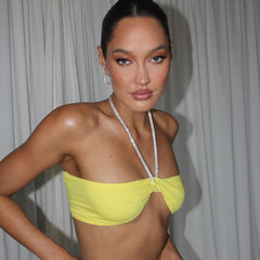 Haut fin jaune élégant à bretelles et col licou, haut tube taille haute, gilet court et slim