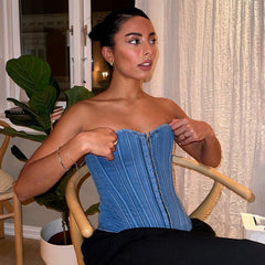 Corset moulant à lacets style street cool, épaules dénudées, en jean, fendu sur la poitrine