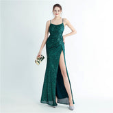 Langes Abendkleid mit hochdichtem Pailletten-Plissee, seitlichem Schlitz und Riemen