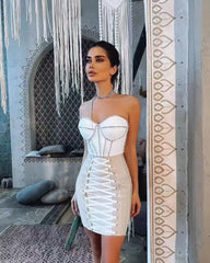 Robe de soirée une pièce moulante en tricot avec bretelles et cors, dos nu, bandage croisé