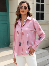 Chemise à manches longues imprimée plumes