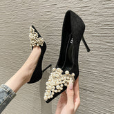 Charmante Stiletto-Pumps mit Perlenschnalle und Winterabsätzen